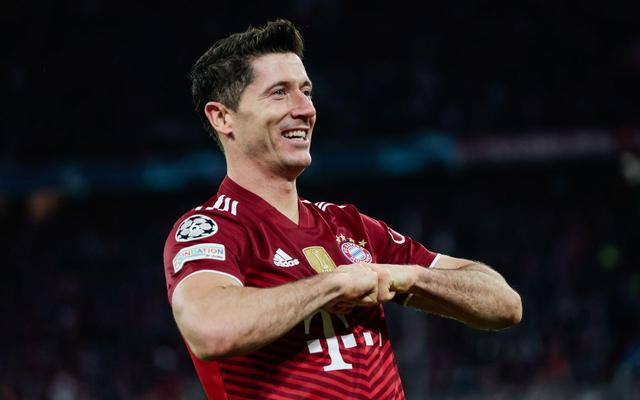 荣耀时刻，网球名将阿尔卡拉斯为迈阿密颁发美职联东部冠军奖杯