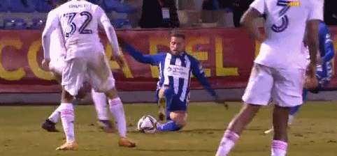 拓媒：杨瀚森面对艰难的对位但从未退缩，这对他算是一种胜利