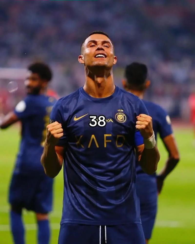 登国际舞台，泰州队“苏超”冠军奖杯亮相中国国际进口博览会